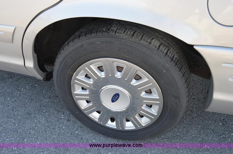 image for item I8694 2004 Ford Crown Victoria
