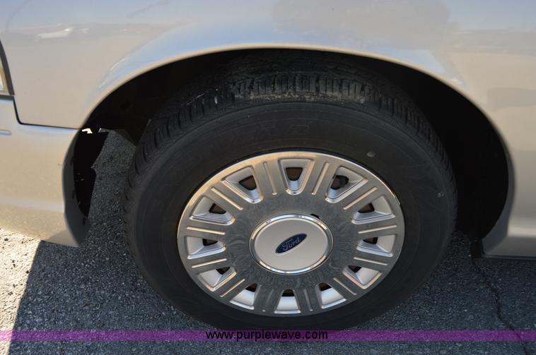 image for item I8694 2004 Ford Crown Victoria