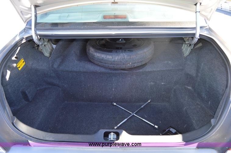 image for item I8694 2004 Ford Crown Victoria