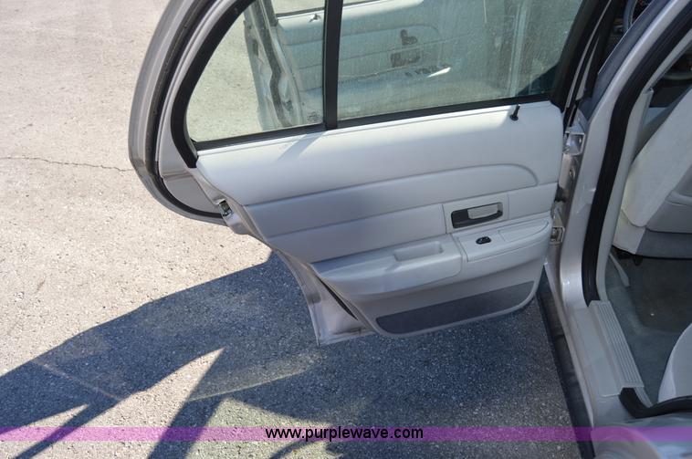 image for item I8694 2004 Ford Crown Victoria