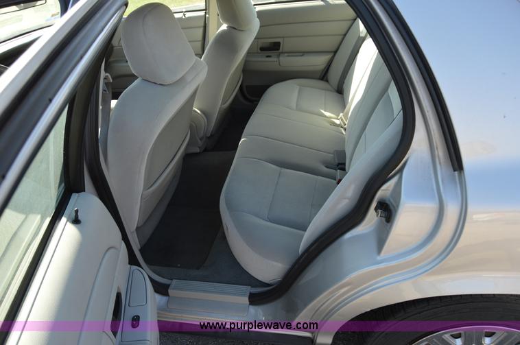 image for item I8694 2004 Ford Crown Victoria