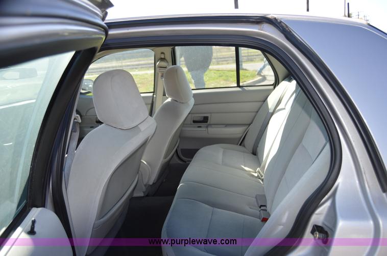 image for item I8694 2004 Ford Crown Victoria
