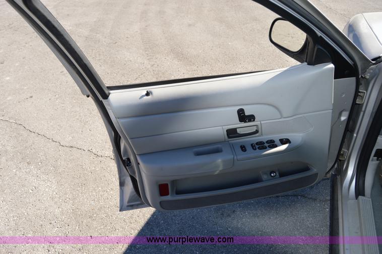 image for item I8694 2004 Ford Crown Victoria