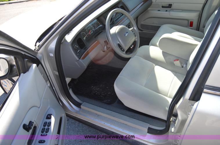 image for item I8694 2004 Ford Crown Victoria