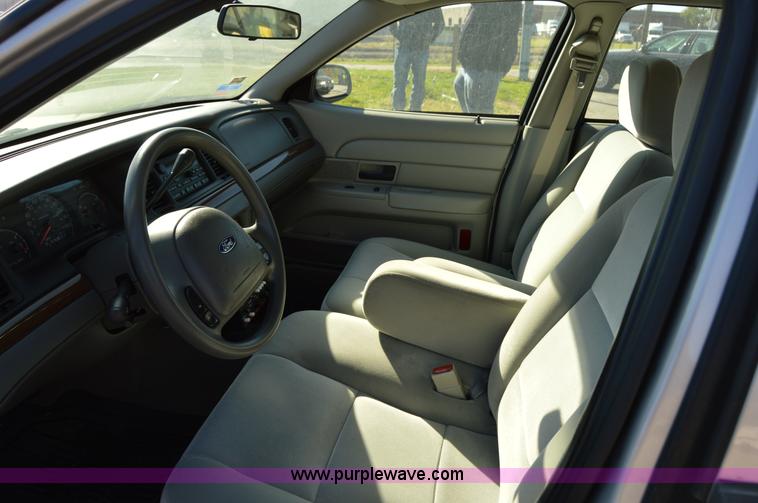 image for item I8694 2004 Ford Crown Victoria
