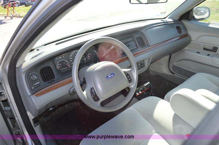 image for item I8694 2004 Ford Crown Victoria
