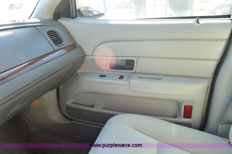 image for item I8694 2004 Ford Crown Victoria