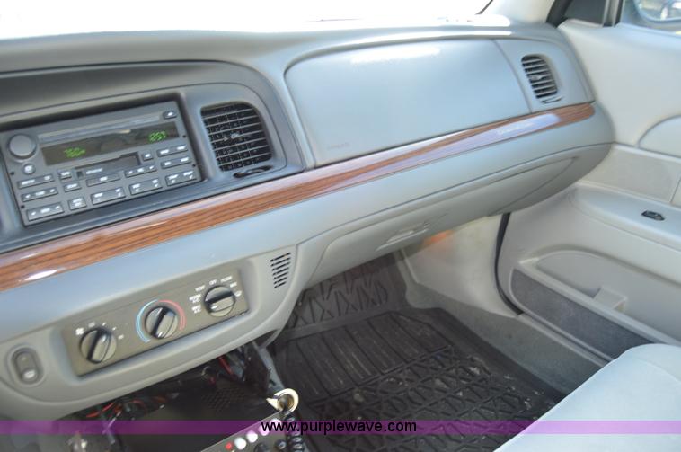 image for item I8694 2004 Ford Crown Victoria