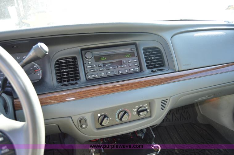 image for item I8694 2004 Ford Crown Victoria