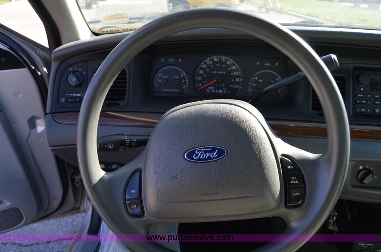 image for item I8694 2004 Ford Crown Victoria