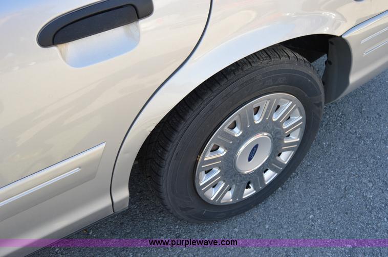 image for item I8694 2004 Ford Crown Victoria
