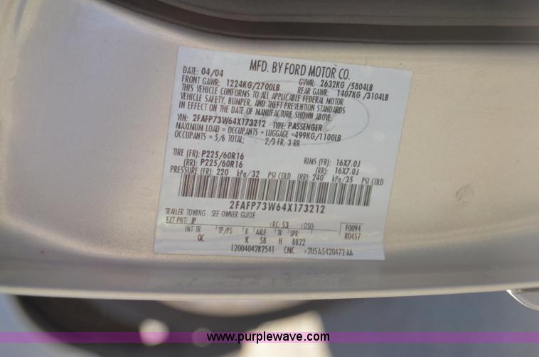 image for item I8694 2004 Ford Crown Victoria