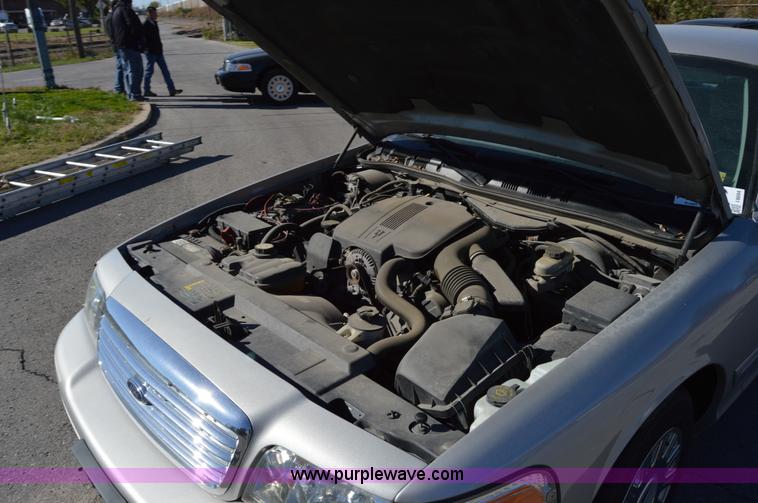 image for item I8694 2004 Ford Crown Victoria