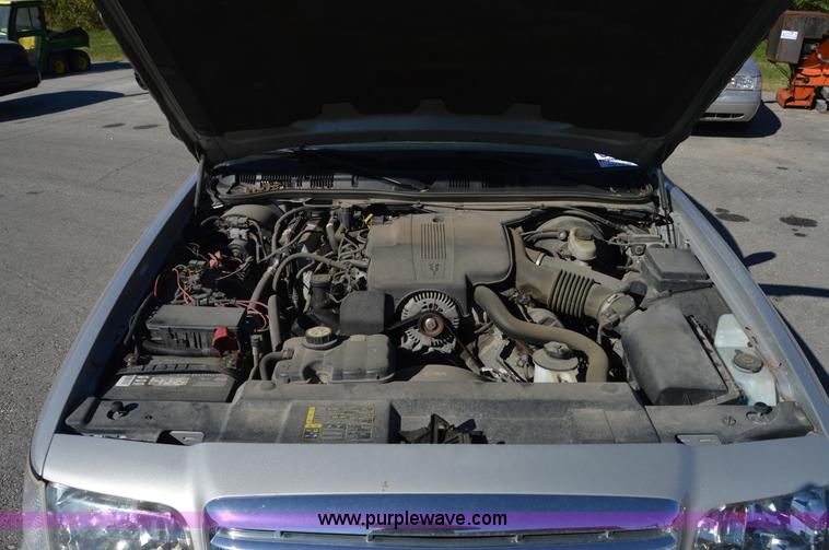 image for item I8694 2004 Ford Crown Victoria