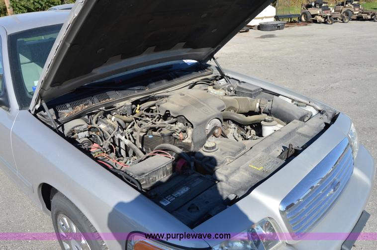 image for item I8694 2004 Ford Crown Victoria