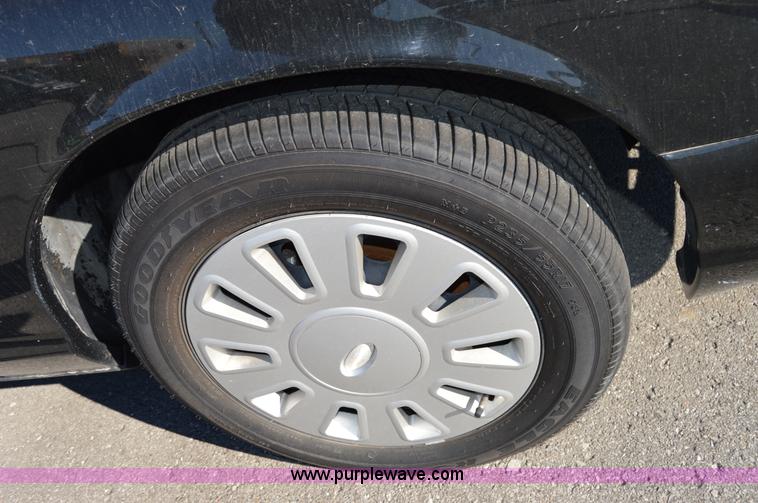 image for item I8695 2007 Ford Crown Victoria Police Interceptor