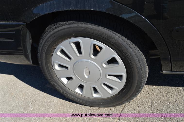 image for item I8695 2007 Ford Crown Victoria Police Interceptor