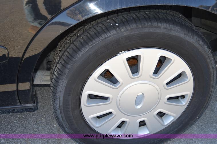 image for item I8695 2007 Ford Crown Victoria Police Interceptor