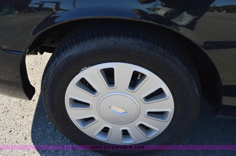 image for item I8695 2007 Ford Crown Victoria Police Interceptor