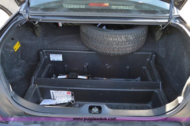 image for item I8695 2007 Ford Crown Victoria Police Interceptor