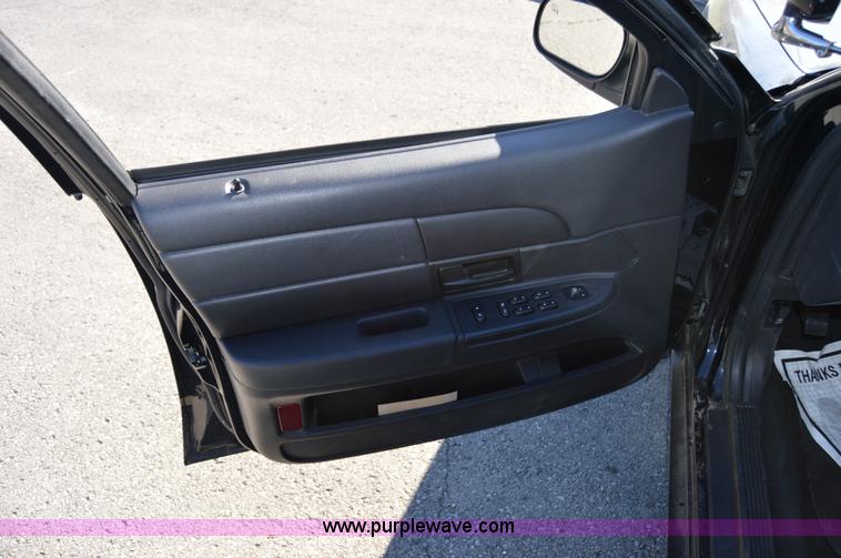 image for item I8695 2007 Ford Crown Victoria Police Interceptor