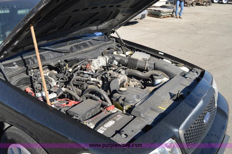 image for item I8695 2007 Ford Crown Victoria Police Interceptor