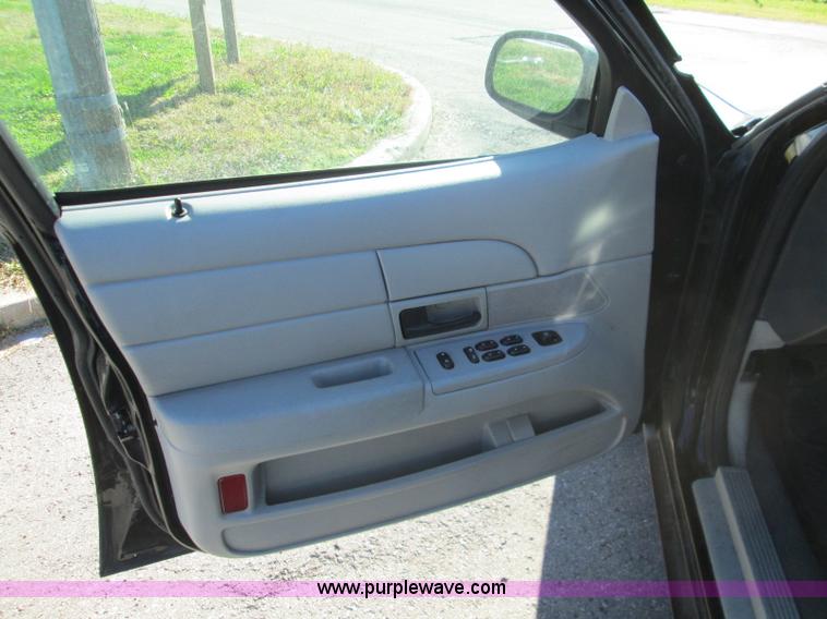 image for item I8696 2005 Ford Crown Victoria Police Interceptor