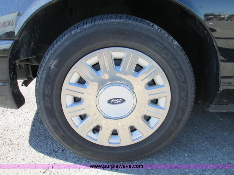 image for item I8696 2005 Ford Crown Victoria Police Interceptor