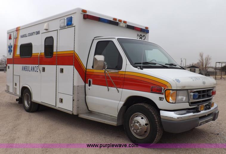image for item K3045 2000 Ford 801 ambulance