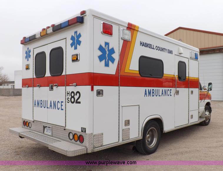image for item K3045 2000 Ford 801 ambulance