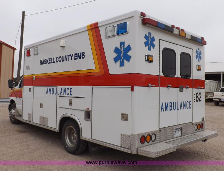 image for item K3045 2000 Ford 801 ambulance