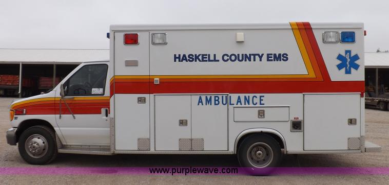image for item K3045 2000 Ford 801 ambulance