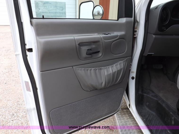 image for item K3045 2000 Ford 801 ambulance