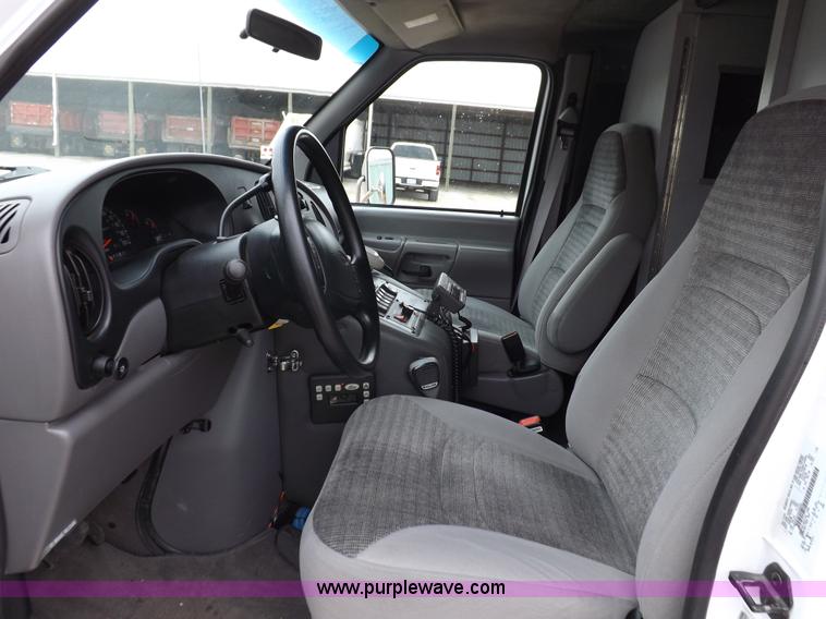 image for item K3045 2000 Ford 801 ambulance