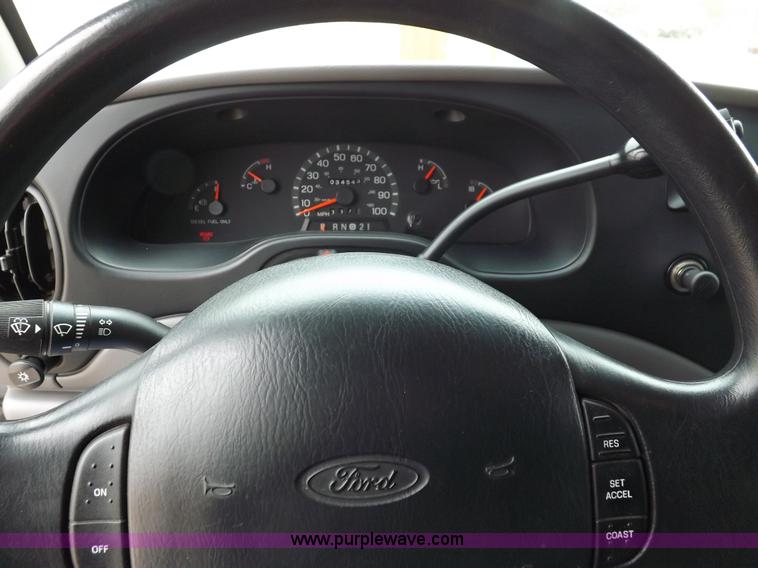 image for item K3045 2000 Ford 801 ambulance