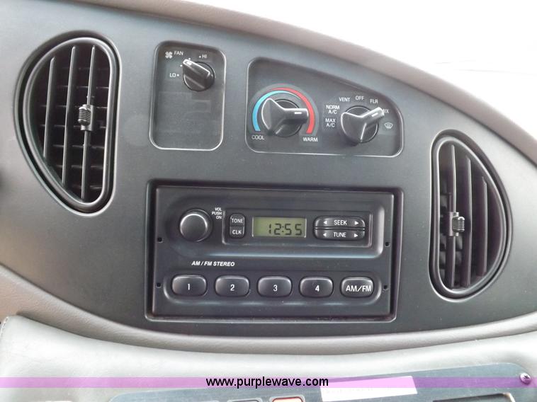 image for item K3045 2000 Ford 801 ambulance