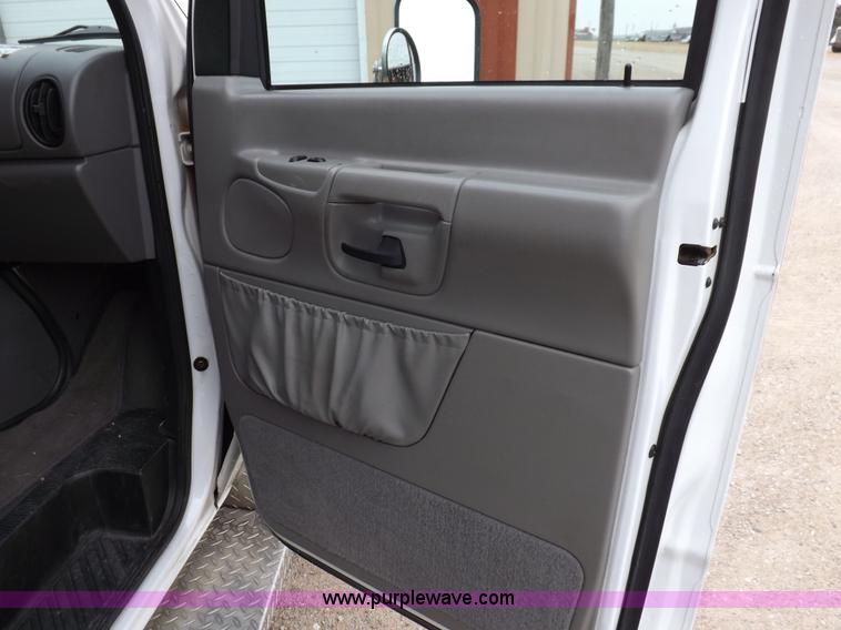 image for item K3045 2000 Ford 801 ambulance