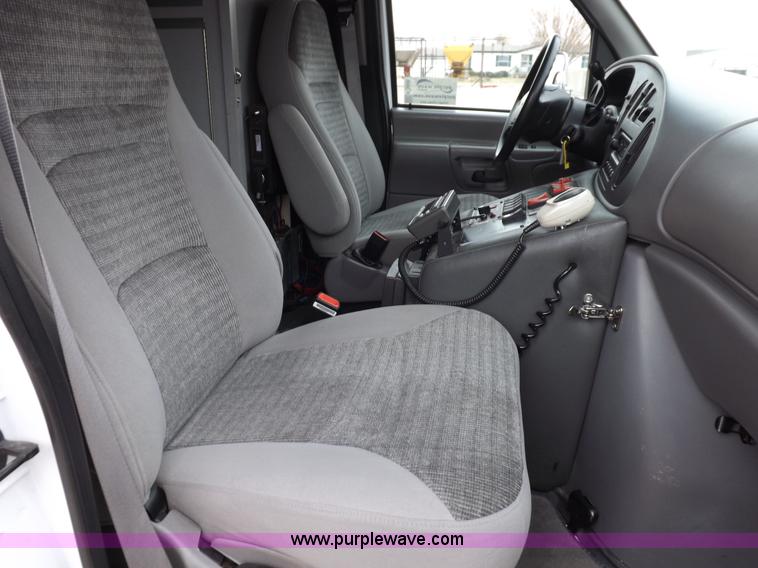 image for item K3045 2000 Ford 801 ambulance