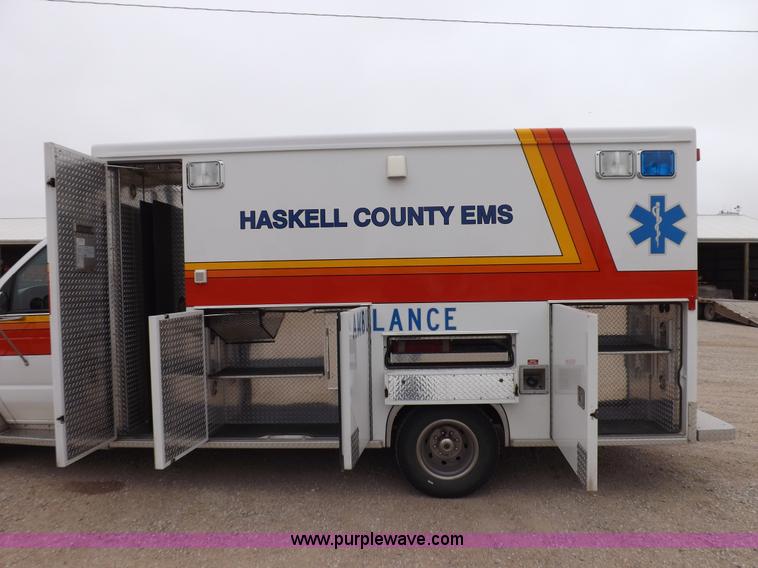 image for item K3045 2000 Ford 801 ambulance