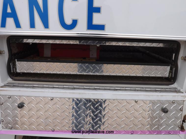 image for item K3045 2000 Ford 801 ambulance