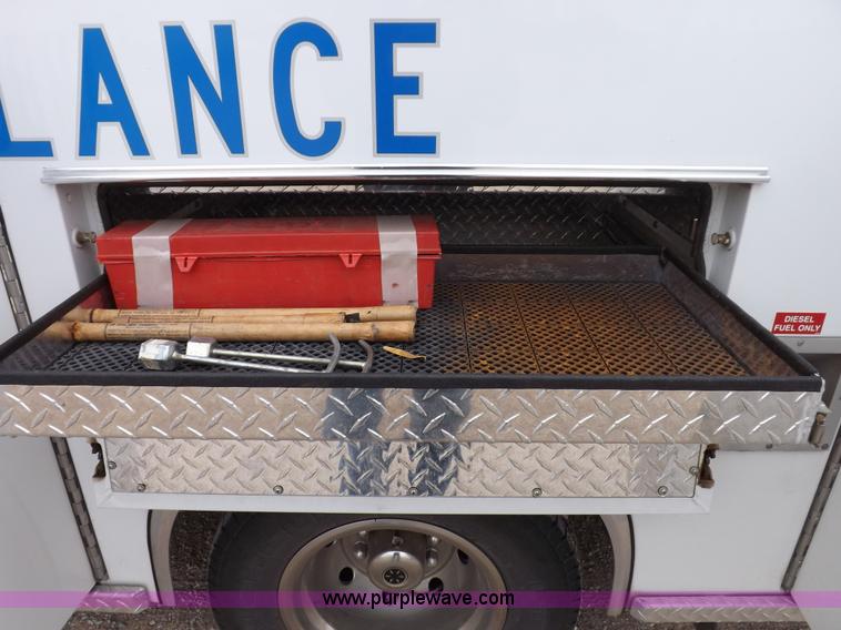 image for item K3045 2000 Ford 801 ambulance