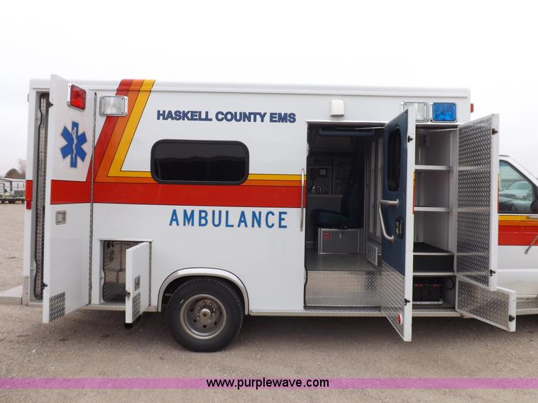 image for item K3045 2000 Ford 801 ambulance