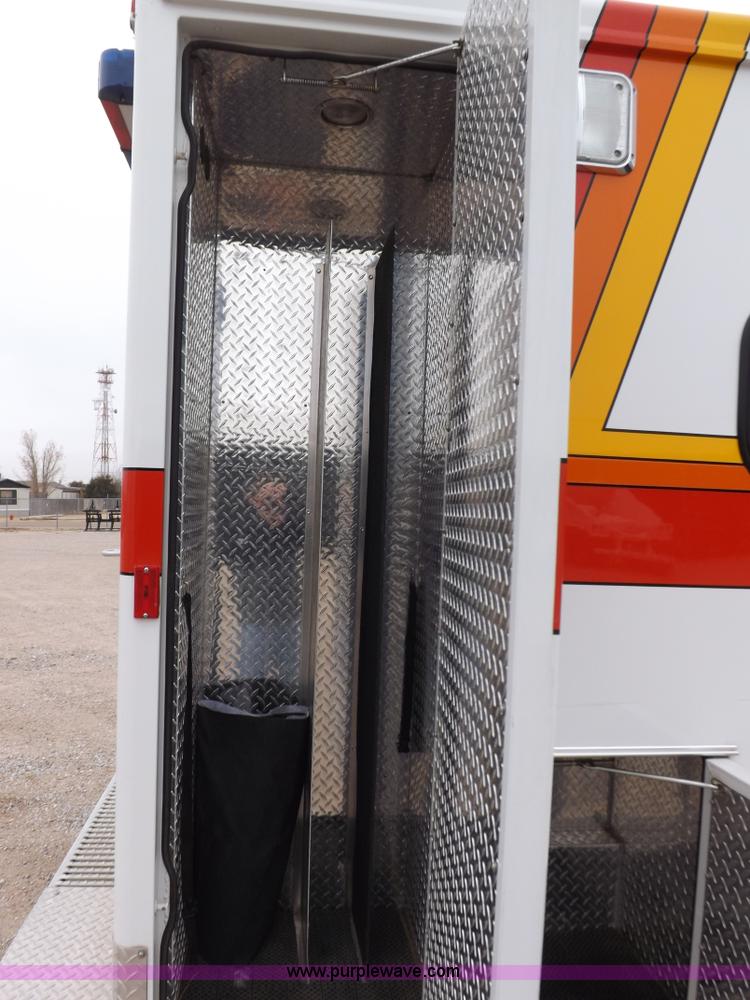 image for item K3045 2000 Ford 801 ambulance