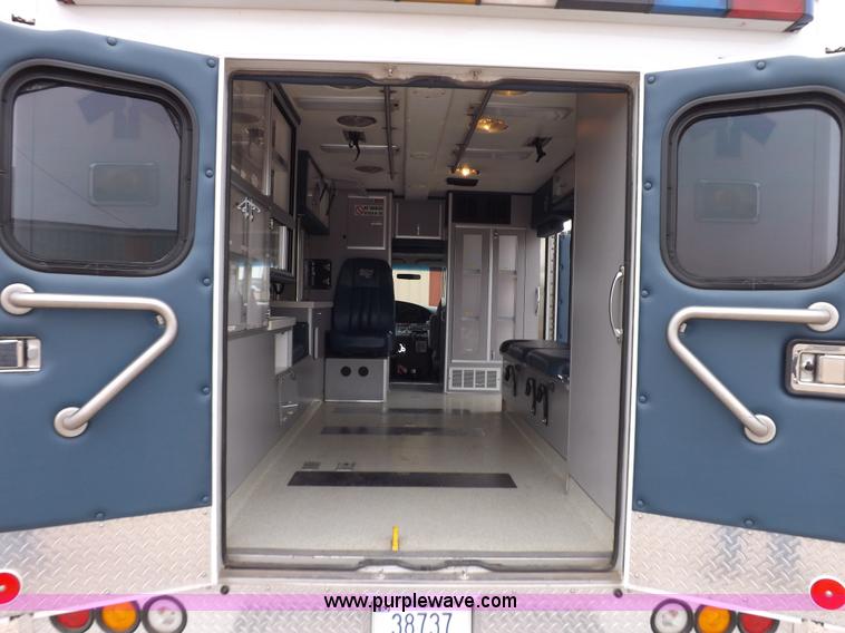 image for item K3045 2000 Ford 801 ambulance
