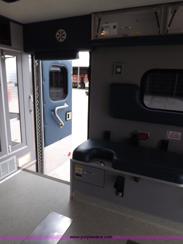 image for item K3045 2000 Ford 801 ambulance