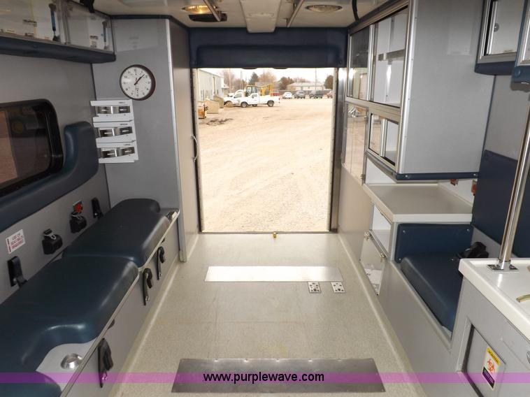 image for item K3045 2000 Ford 801 ambulance