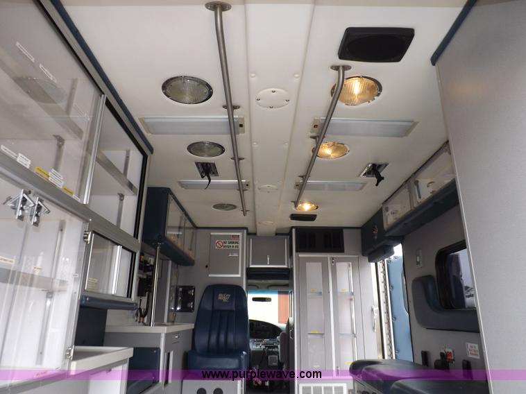 image for item K3045 2000 Ford 801 ambulance