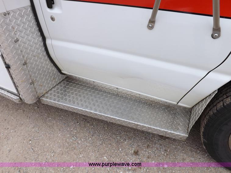 image for item K3045 2000 Ford 801 ambulance