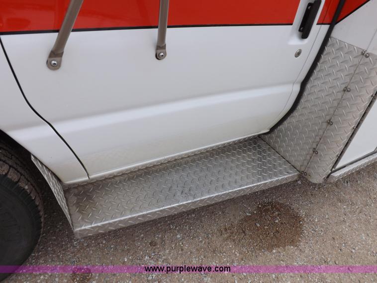 image for item K3045 2000 Ford 801 ambulance