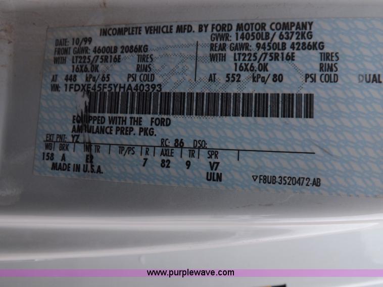 image for item K3045 2000 Ford 801 ambulance